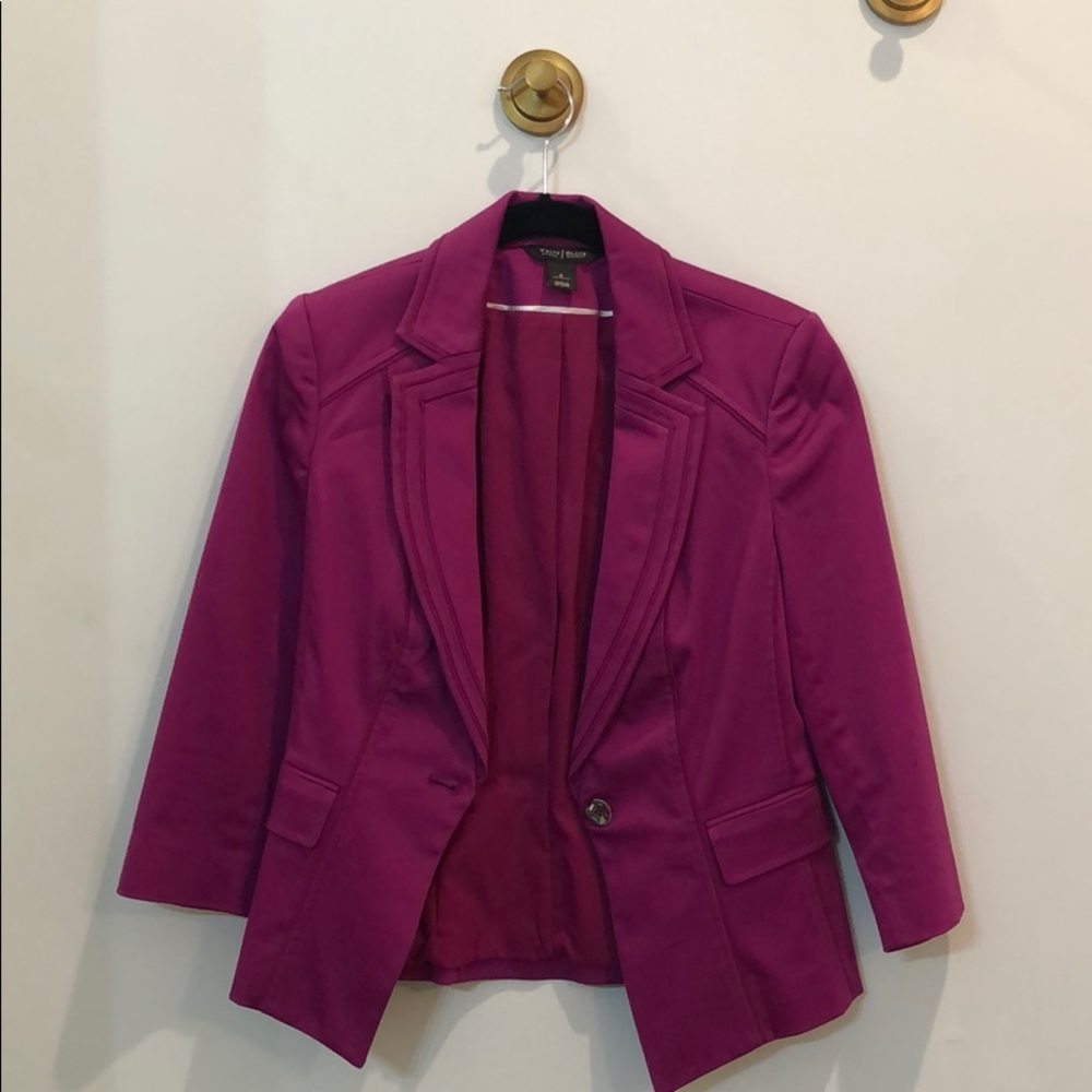 Blazer. 3/4 sleeves. One button on the front.